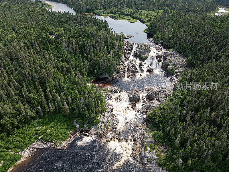 鸟瞰图的北方森林和河流，cote - north，魁北克，加拿大
